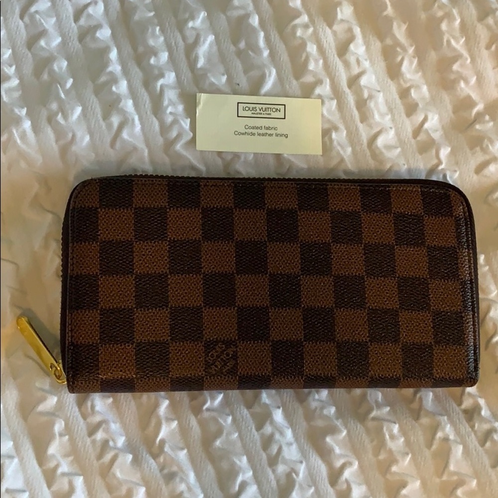 Louis Vuitton “zippy wallet”